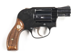 S&W MOD 38 C/F REVOLVER: 38 SPL; 5 shot fluted cylinder; 47mm (1 7/8") barrel; exc bore; revolver is "as new" with a full blue finish, no scratches or marks & fine S&W wooden grips; gwo & new cond. #J293374 Post '46 L/R