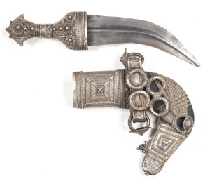 OMANI SILVER MOUNTED JAMBIYA: 7¼" curved blade with raised central rib & areas of light staining; ornate silver hilt with decorative filigree work; v. ornate silver mounted scabbard with seven silver rings which are restricted usage to the Royal family (r