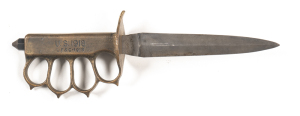 U.S. 1918 BRASS HILTED KNUCKLE KNIFE: vg 6 5/8” double edged diamond section blade with a steel grey finish; vg hilt with U.S. 1918 & LF & CO 1918 marked to rhs of handle with 4 knuckle guards with spiked heads; all complete except no scabbard. L/R