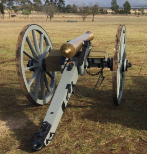 BRITISH 6LB FIELD CANNON & EASY LOAD TRAILER: Full cannon dimensions: 90% of full size; Length: 2700, Width: 1500, Barrel Length: 1450, Bore: 78, Wheel Diameter: 1380, Barrel diameter at widest point: 230. With all associated Equipment: Trail Spike, Tamp