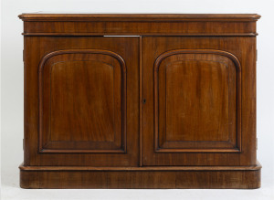 An English mahogany cabinet with two doors, 19th century, 76cm high, 107cm wide, 48cm deep