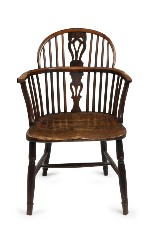 An antique English Windsor chair with low back, elm, yew and beech, 18th/19th century, ​85cm high, 55cm across the arms