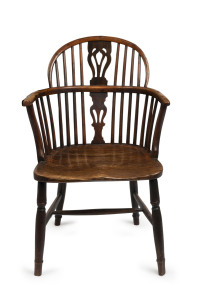 An antique English Windsor chair with low back, elm, yew and beech, 18th/19th century, ​85cm high, 55cm across the arms