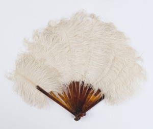 A lady's fan, tortoise shell and ostrich feather, late 19th century, 21cm high, 30cm wide
