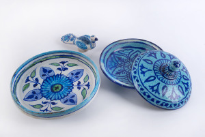 Iznik style pottery bowls and bird statue, 20th century, (3 items), the largest 31cm diameter