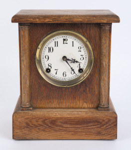 SESSION American mantel clock in oak case, early 20th century, 31cm high