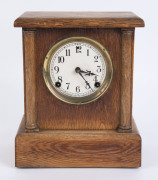 SESSION American mantel clock in oak case, early 20th century, ​31cm high