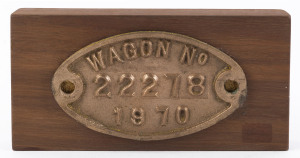 A carriage plate, cast metal "WAGON No 22278, 1970", ​12cm wide