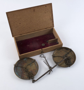 Antique hand-held gold scales in oak box, mid 19th century, the box 24.5cm wide