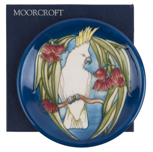 MOORCROFT Sulphur Crested Cockatoo plate, limited edition numbered 69/350, in original box, impressed "Moorcroft, Made In England, Delbry Antiques, Melbourne, W.M.", ​26cm diameter
