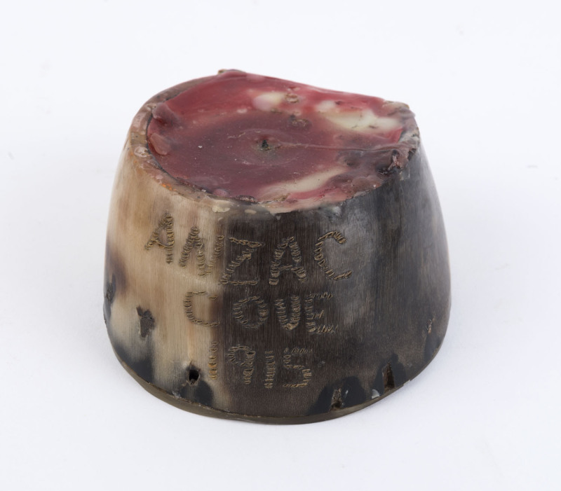 A trench art horse's hoof candle holder engraved "ANZAC COVE 1915", 6cm high, 10cm wide, 11.5cm deep