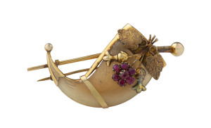 An antique Anglo-Indian brooch, tiger claw set in yellow gold with natural ruby cluster, 19th century, 5cm wide