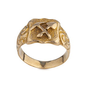An Australian gold miner's ring with crossed pick and shovel, 19th century, marks illegible, ​6.2 grams