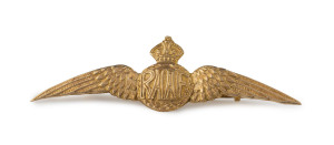 RAAF Wings sweetheart brooch in 9ct gold, presented in the original Dunklings box. 4.5gms.