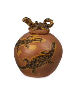 HERMANNSBURG pottery jar, hand-painted with lizard decoration and lid, 20cm high