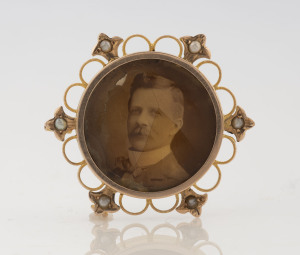 WILLIS & SONS 9ct gold brooch set with seed pearls, double sided with his and hers photo portraits, late 19th century. 3.5cm wide, 5.3 grams total