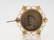 WILLIS & SONS 9ct gold brooch set with seed pearls, double sided with his and hers photo portraits, late 19th century. ​3.5cm wide, 5.3 grams total - 2