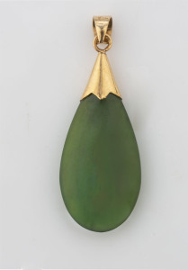 A teardrop pendant, New Zealand greenstone and yellow gold, 19th/20th century, 4cm high