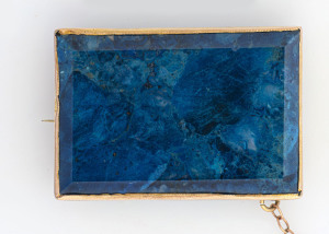 A 10ct gold brooch set with large polished lapis lazuli specimen, 20th century, 3.5cm wide