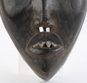 A ceremonial mask, carved and painted wood with metal eyes and teeth, Dan tribe, Ivory coast, ​19cm high - 4