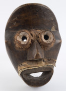 A Poro mask with round eyes, carved wood, vellum and earth, Dan tribe, Ivory Coast, ​24cm high - 2