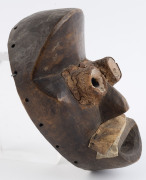 A Poro mask with round eyes, carved wood, vellum and earth, Dan tribe, Ivory Coast, ​24cm high - 3