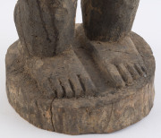 A rare standing monkey statue with offering bowl, carved wood with nature pigment finish, Baule tribe, Ivory Coast, 73cm high - 7