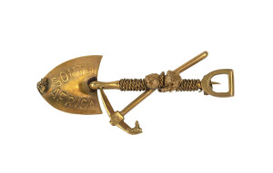 South African miner's 9ct gold brooch with crossed pick and shovel and gold nugget attached to shovel handle, 4.5cm wide, 3.4 grams.