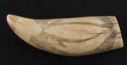 A scrimshaw whale's tooth decorated with Pacific Islander figures blowing conch horns, 17cm high - 4