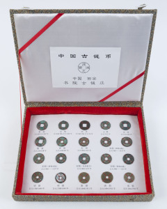 China - coins : Chinese Dynasty coin collection comprising Cash currency coins issued between the Qin (207-221 BCE) and Qing (1644-1912) dynasties. Well presented in the original presentation box. (20 coins)