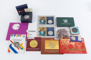 Coins - World : World assortment with Australia 1984 uncirculated 1c to $1 coin set, plus additional uncircuated $1, 1994 uncirculated $5, 1988 Bicentennial Medallion for School Students, and a quantity of circulated 1c & 2c coins; GB 1981 Charles & Di Royal Wedding medallions (2) Unc; Hong Kong 1997 1c to $10 unciculated coin set; New Zealand 1980 1c to (silver) $1 proof coin set Unc, plus 1969 'Tarapex' Stamp Show medallion; Singapore 1999 1c to $5 uncirculated coin set