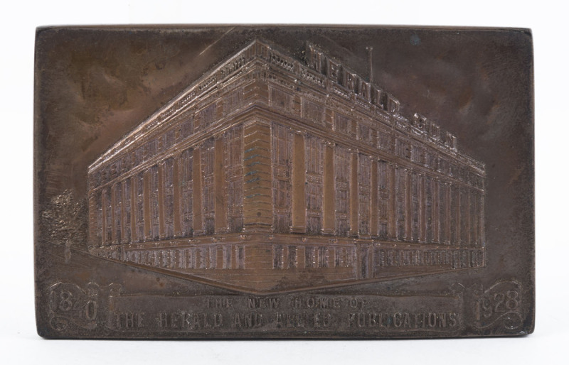 Medallions & Badges : MEDALLION/PAPER WEIGHT: "1840-1928 The New Home of The Herald and Allied Publications" brass plaque (55x85mm) mounted on ball feet; weight 185g, with original Stokes & Sons (Medallists & Badge Makers) box.