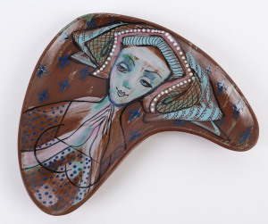 MARTIN BOYD boomerang shaped pottery plate with medieval maiden decoration, incised "Martin Boyd, Australia", 28cm high, 29cm wide