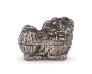 A silver Foo dog nutmeg box, 19th century, 4cm long