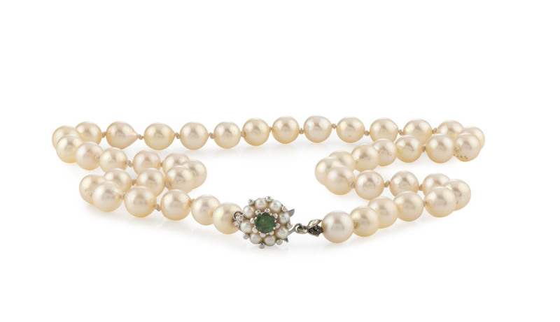 A pearl necklace with white gold and emerald clasp, ​42cm long