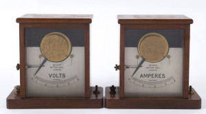 A pair of antique amp and volt meters in mahogany cases by BECKER HATTON WALL of LONDON, 19th century. Ex Oxford University England. ​17.5cm high