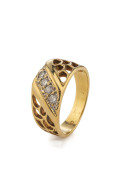 An 18ct yellow gold ring set with a row of four diamonds, stamped "750", ​7.5 grams