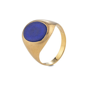 A gent's yellow gold signet ring set with a polished lapis lazuli specimen, marks rubbed, ​7 grams total