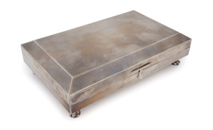 An English sterling silver box with claw feet, early 20th century, 24cm wide
