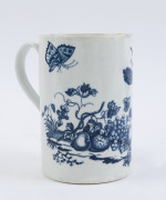 DR. WALL WORCESTER early English porcelain tankard with "Parrot Pecking Fruit" pattern, circa 1770, crescent mark to base, ​13cm high - 2