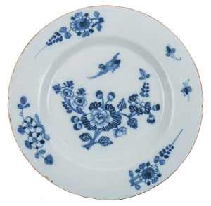 English Delft plate with floral motif in the Chinese style, circa 1750, 23cm diameter