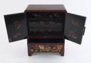 A Japanese jewellery box with red lacquered finish, Meiji period, ​28cm high - 2