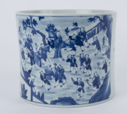 A Chinese "Hundred Boys" blue and white porcelain brush pot, early to mid 20th century, 16cm high, 19cm diameter - 3