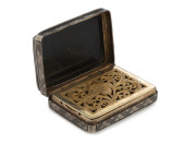 A fine English sterling silver vinaigrette with enamelled opium poppy top and original gilt washed interior with grill in fine condition, Birmingham, circa 1838, ​3.3cm wide - 2