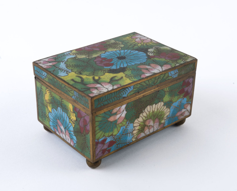 An antique Chinese cloisonne box, 19th/20th century, ​7cm high, 12cm wide, 8.5cm deep