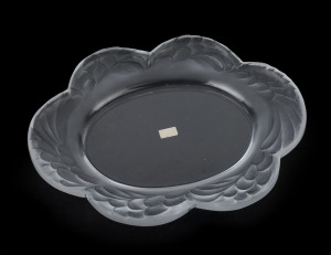 LALIQUE French frosted glass serving dish, engraved "Lalique, France", ​27cm wide