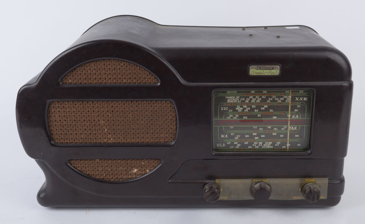 TECNICO ARISTOCRAT bakelite cased vintage valve radio, model #850, late  1940s. 24cm high, 44cm wide,