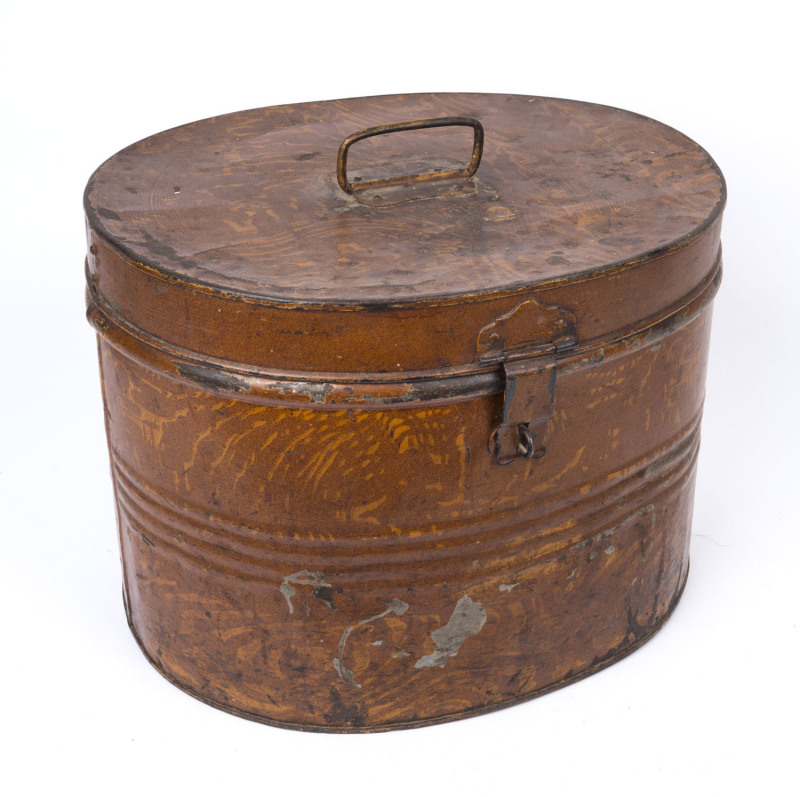 An antique travelling metal hat box with original Japanned hand-painted simulated oak wood finish, 19th century, ​32cm high, 45cm wide, 36cm deep