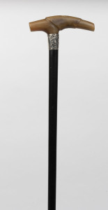 An antique walking stick, carved horn handle with sterling silver collar and ebony shaft, 19th century, 88cm high