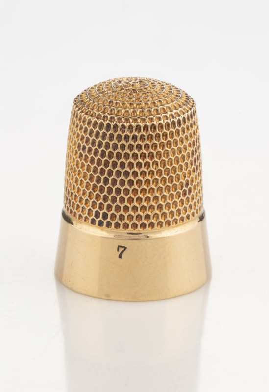 An antique American yellow gold thimble in original fitted leather case, circa 1905, stamped "14K", most likely by Gorhams, ​2cm high, 4.2 grams